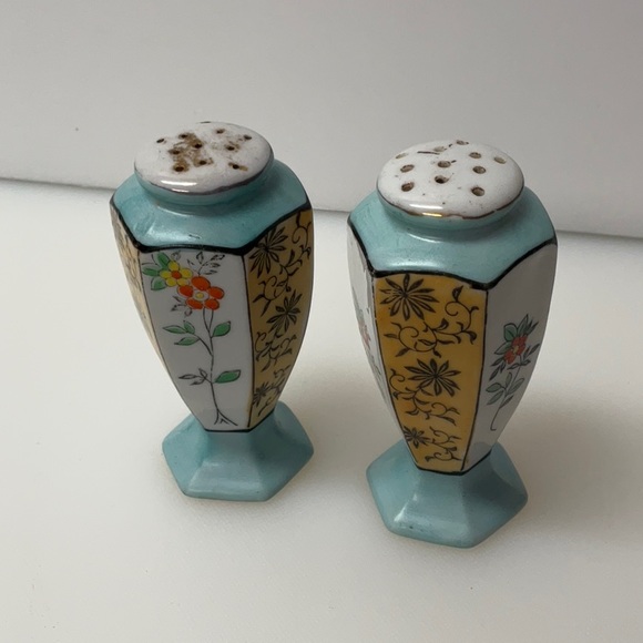 VINTAGE Hand Painted Salt & Pepper Shakers Flower Japan Blue Yellow - Picture 3 of 8